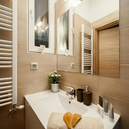 A_or_ B_luxflat_2br_2ba_vaci Street